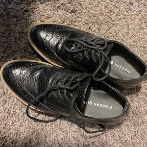 Wingtip platform loafers